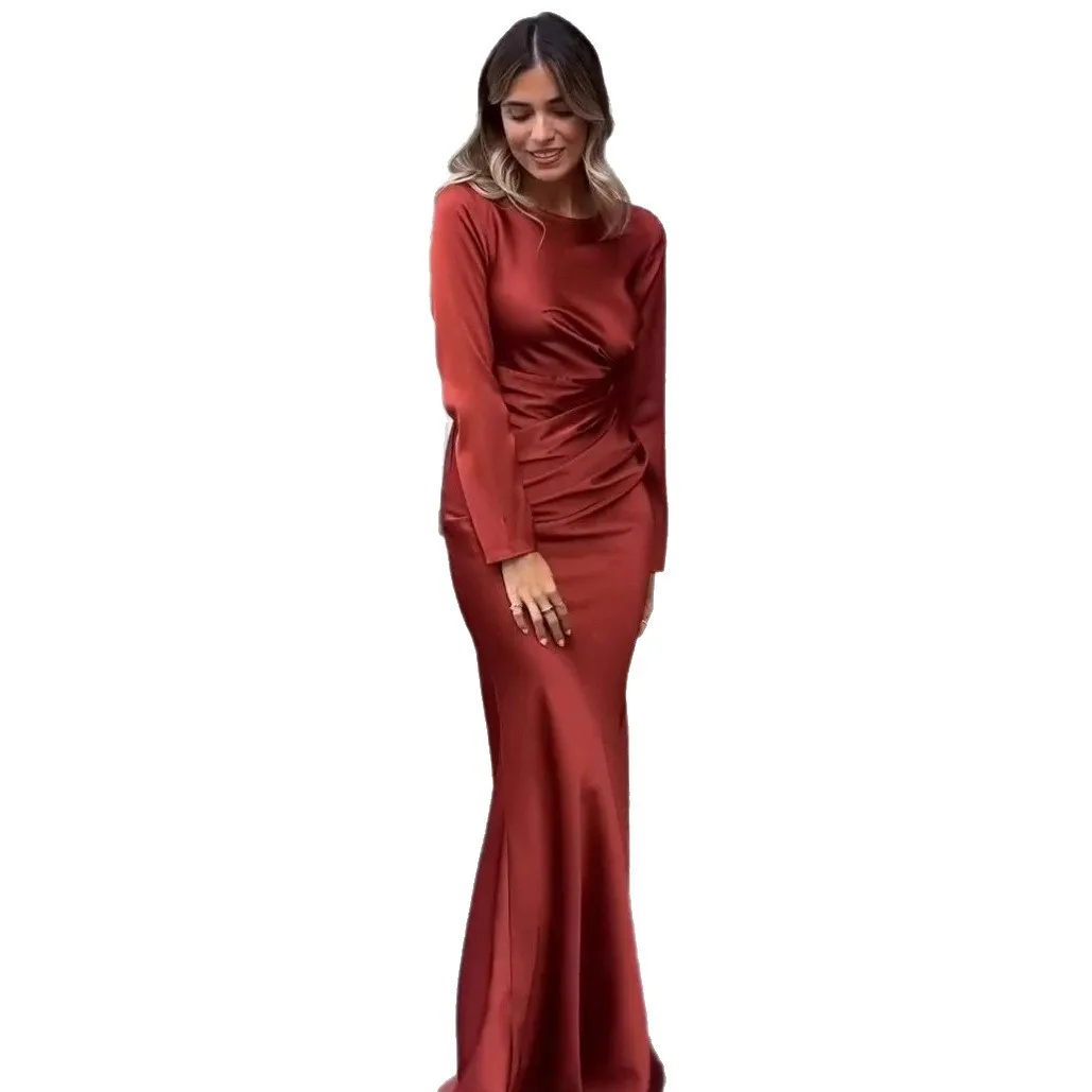 Sukienka damska elegancka, satynowa, z długim rękawem, okrągły dekolt, podkreślająca talię, dopasowany krój, kolor czekoladowy, nowość jesień 2025.