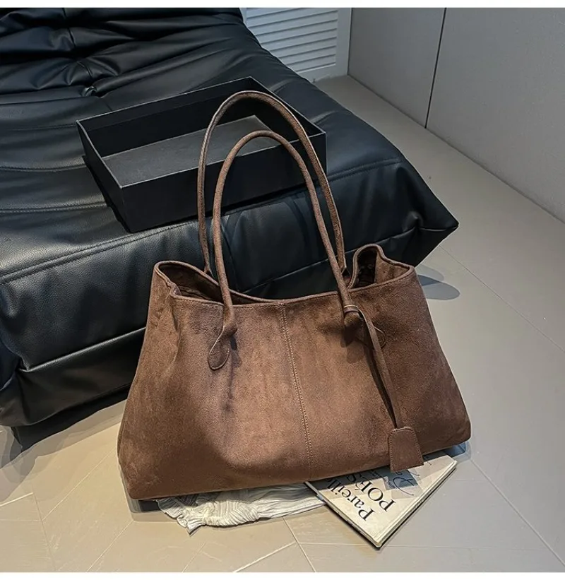 Damen-Schultertasche aus braunem Kunstwildleder, Lässiger Minimalistischer Stil für Tägliche Aufgaben, Wochenendausflüge & Alltägliche Arbeitshandtasche – Detail 10