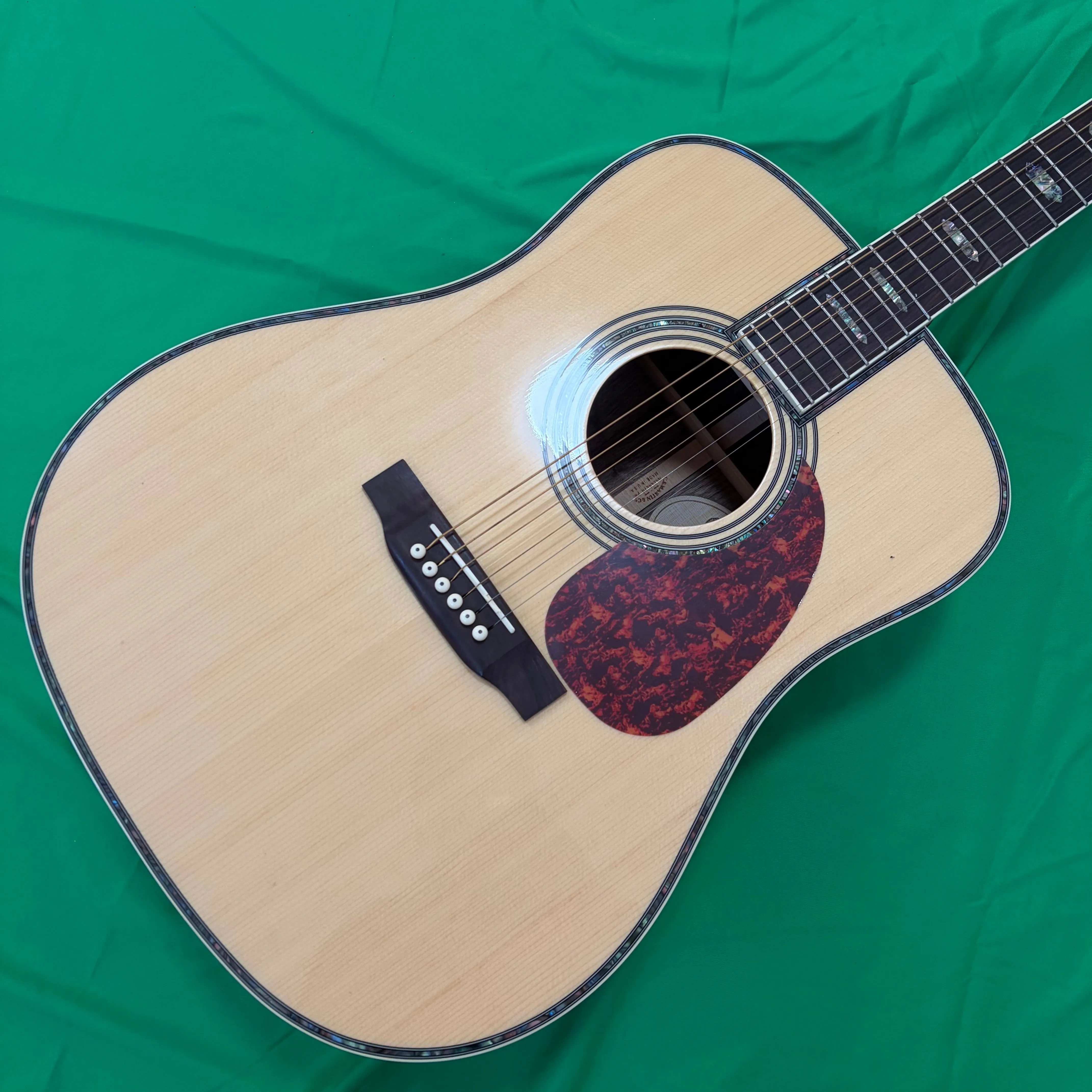 

Six-String Acoustic Guitar with EQ Classic Natural Wood Finish Premium Baked Paint Suitable for All Guitar Lovers