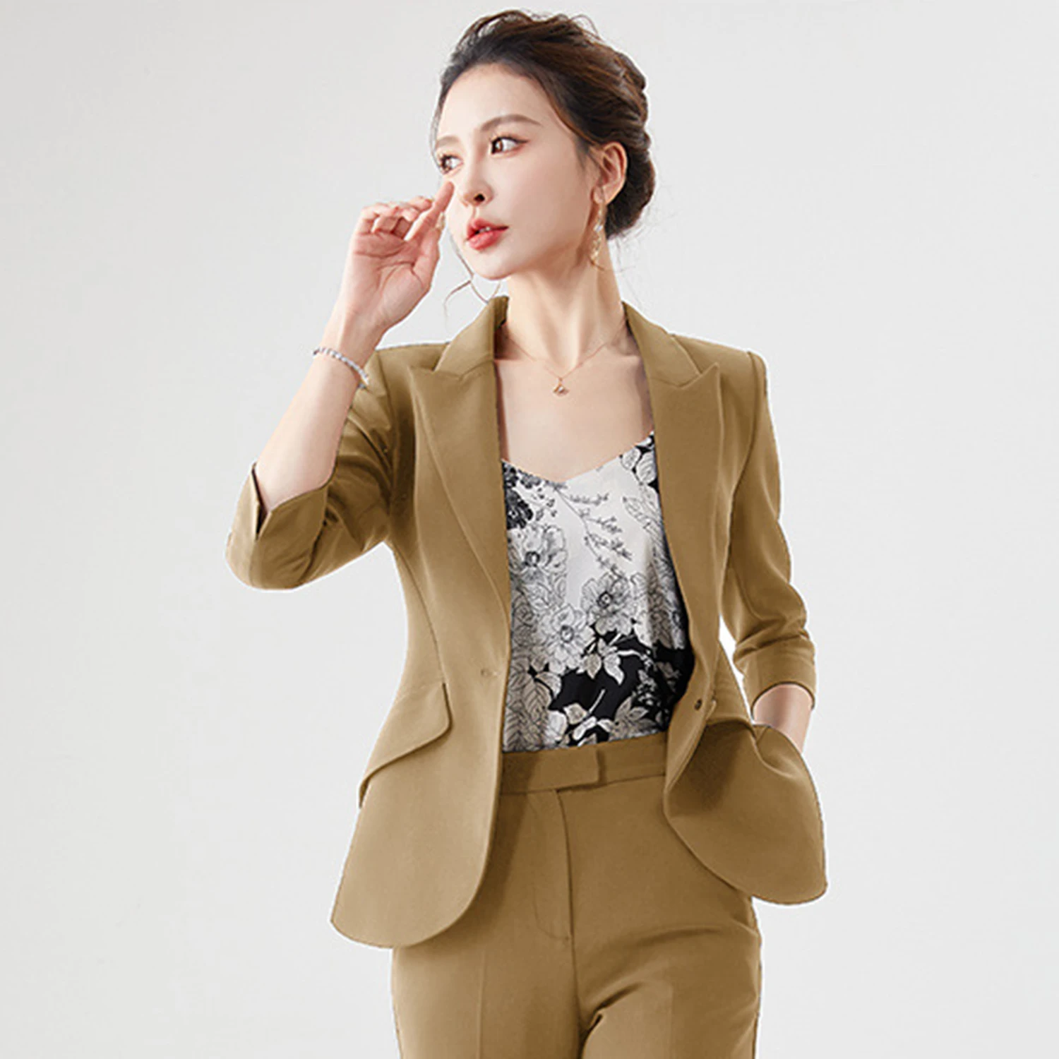 

Женский брючный костюм Allingentle из 2 предметов: пиджак с коротким рукавом и брюки с накладными карманами для офиса и повседневной носки, на заказ