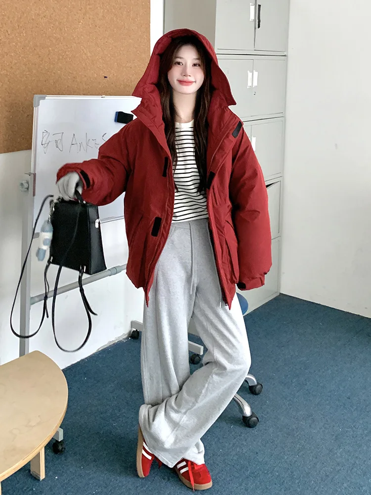 سترة قطنية حمراء غير رسمية متعددة الاستخدامات لشتاء 2025 سترة جديدة فضفاضة بقلنسوة ملابس عمل سميكة سترة خبز قصيرة الطراز #3