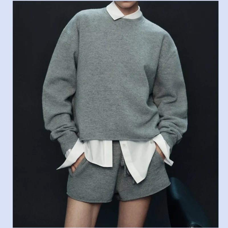 

Минималистичный и непринужденный пуловер из 100% хлопка с круглым вырезом и длинными рукавами