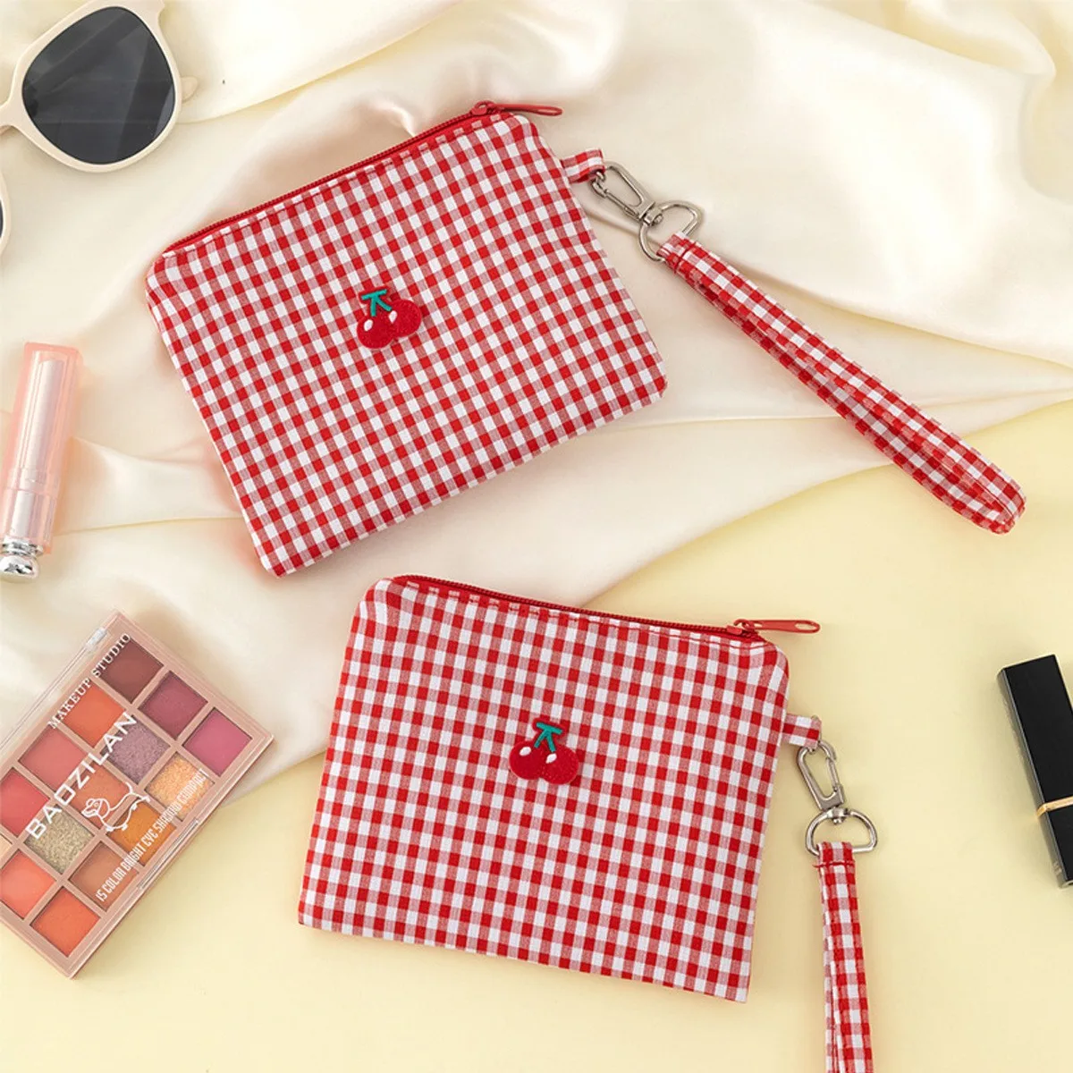 Red cherry canvas makeup bag, portable and easy to carry. Red plaid, large capacity cosmetic lipstick storage bag