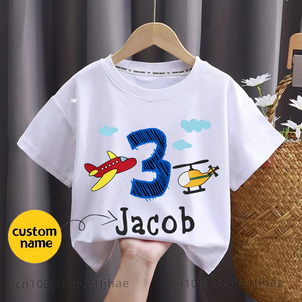 Personalisiertes T-Shirt mit Namen und Cartoon-Flugzeugmotiv für Babys, individuell gestaltbare T-Shirts für Jungen und Mädchen, personalisiertes Oberteil, Kindergeburtstagsgeschenk. – Detail 2