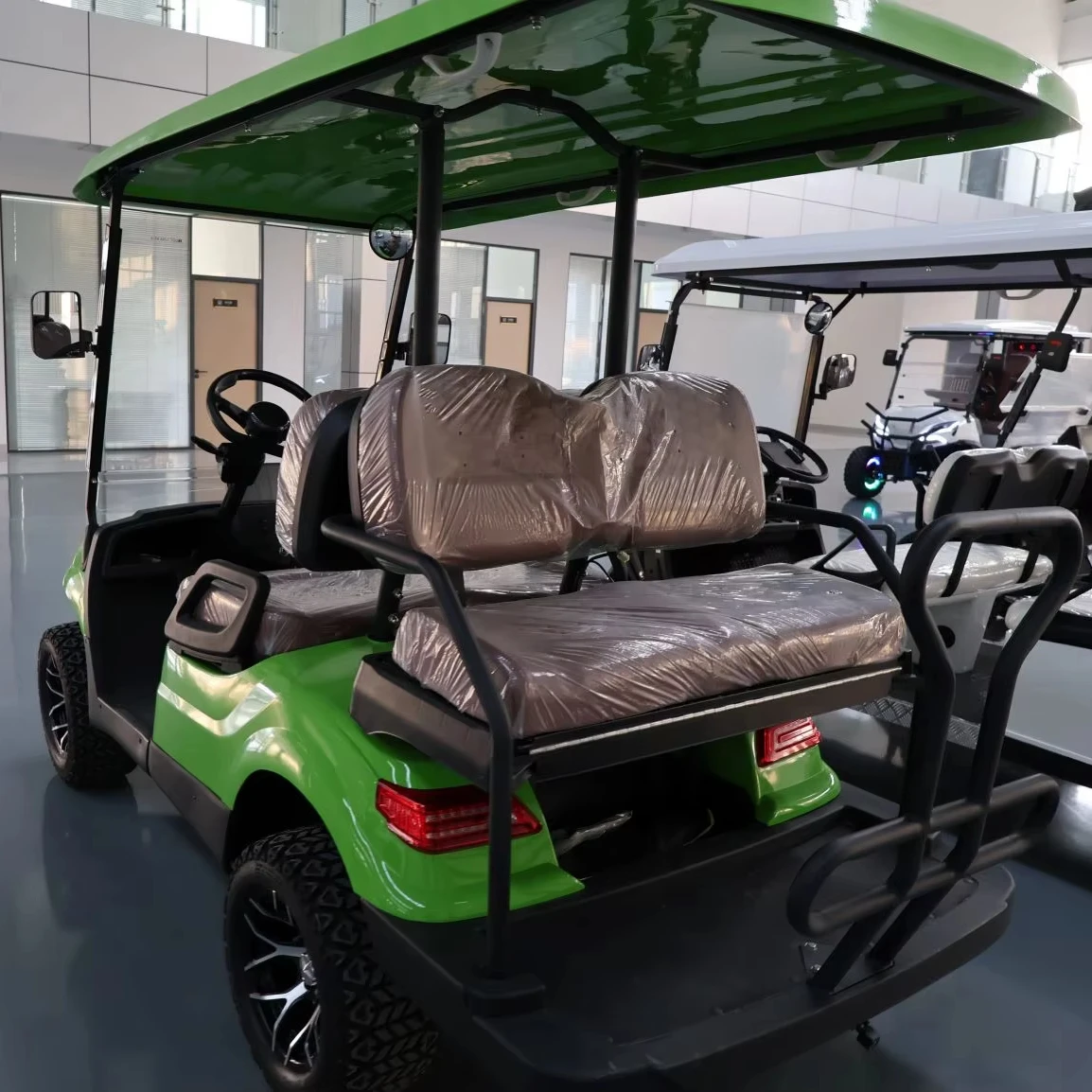 4 Seater Green Electric Golf Cart Adjustable Seats Utility Vehicle for Golf Course Competition Resort Hotel Shuttle