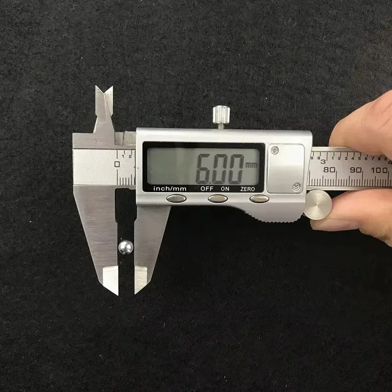 As balas de bola de aço de alto carbono de 6 mm são poderosas e adequadas para balas de tiro ao ar livre de armas de brinquedo de liga G17.