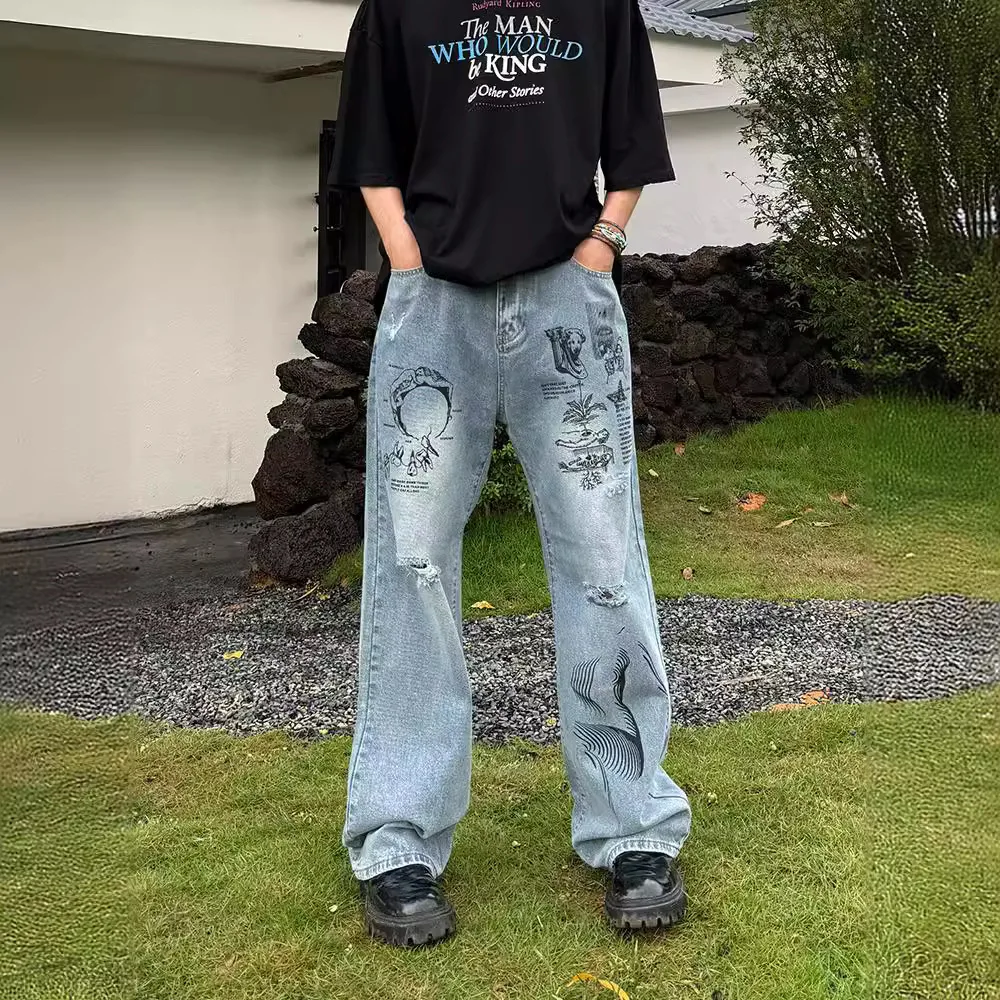 Amerikanisches Retro-Graffiti-Muster mit Löchern, locker hängenden Jeans, Sommer-Street-Trend für Männer, lässige Hose mit geradem Bein