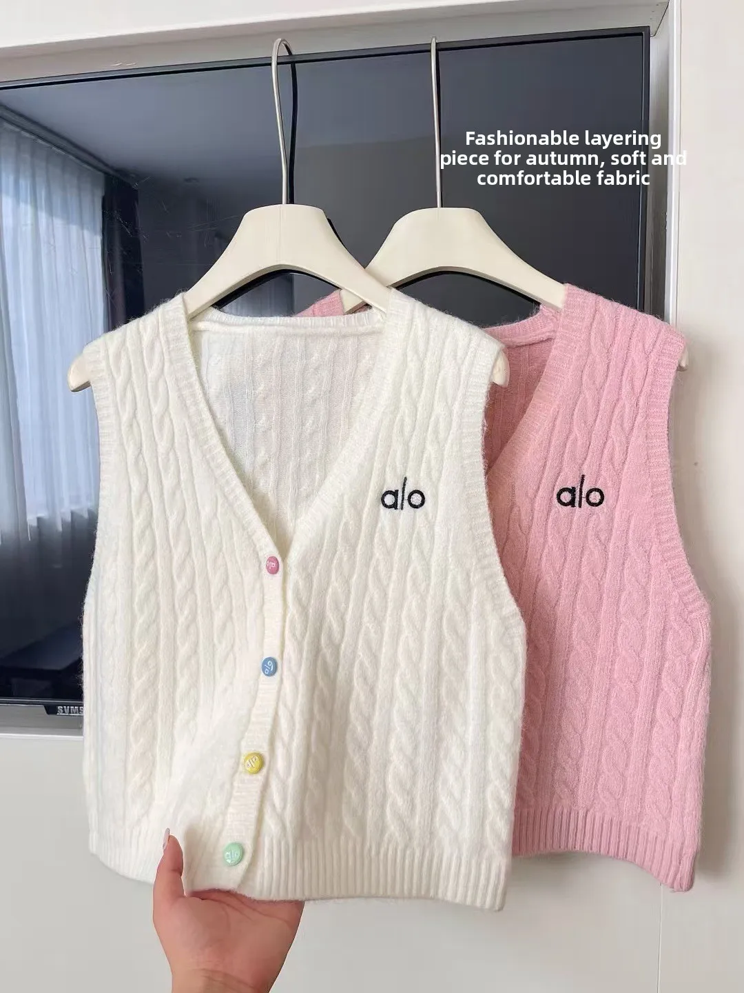 

Alo2025 Осенний новый повседневный женский многоцветный вязаный жилет на пуговицах, модный для поездок на работу, V-Ne, шелк 00%