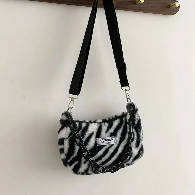 Bolsa de pelúcia padrão zebra para mulheres, bolsa axilas de ombro único, corrente de pelúcia diagonal, versão coreana, 2023