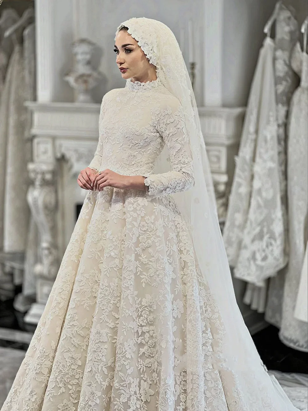 맞춤 제작된 고급 레이스 웨딩드레스 무실럼 가운 하이넥 긴팔 스윕 트레인 A라인 아라비안 우아한 신부 드레스
