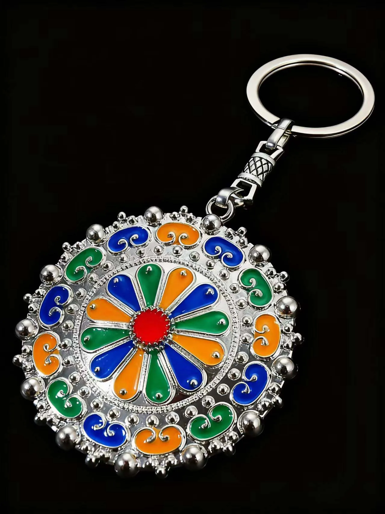 Silver Kabyle Jewelry Keychain with Enamel Pattern Design