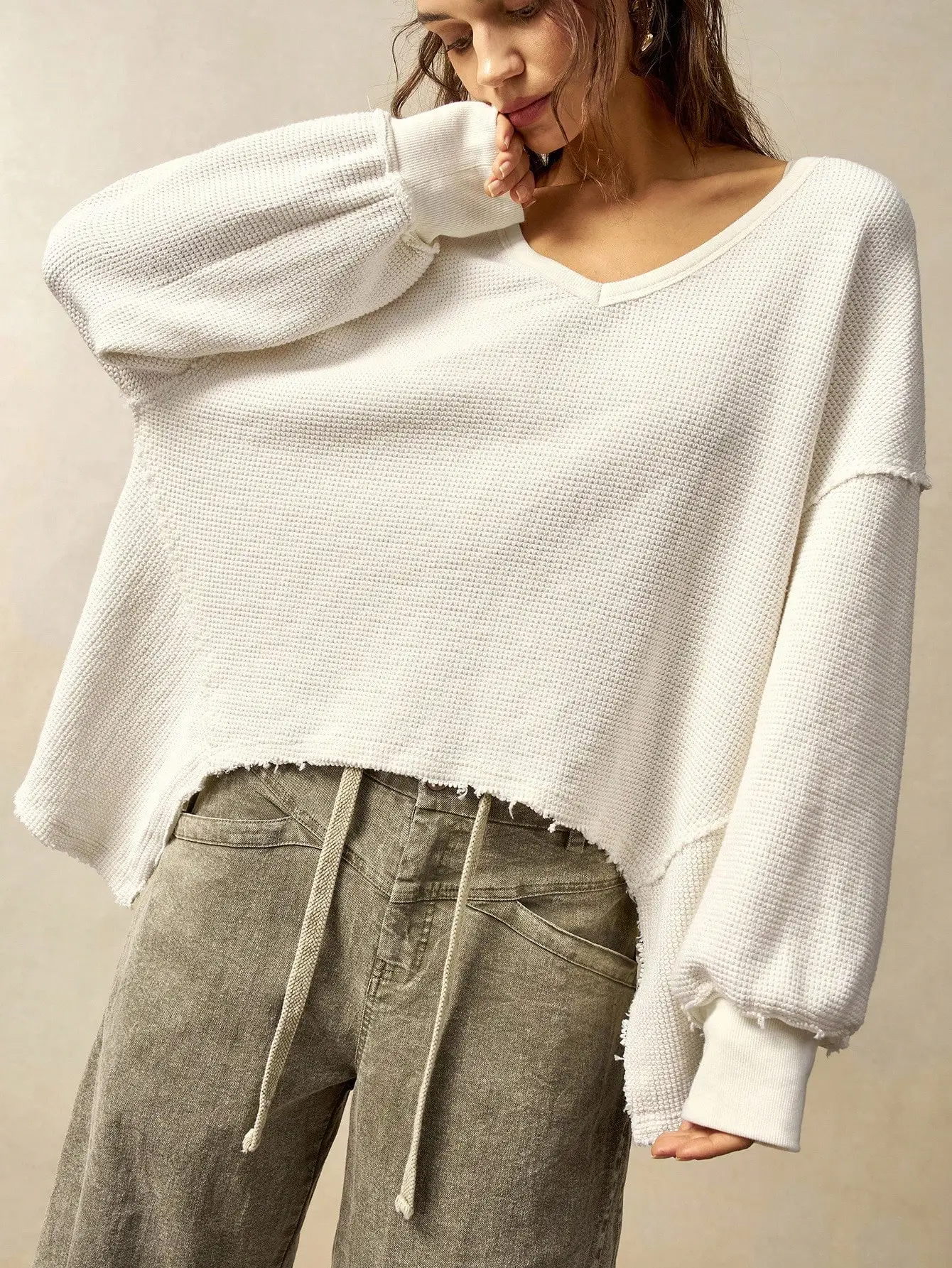 

Women's V-Neck Loose Waffle Knit Sweatshirt with Raw Hem, Long Sleeve Casual Top for Fall Winter