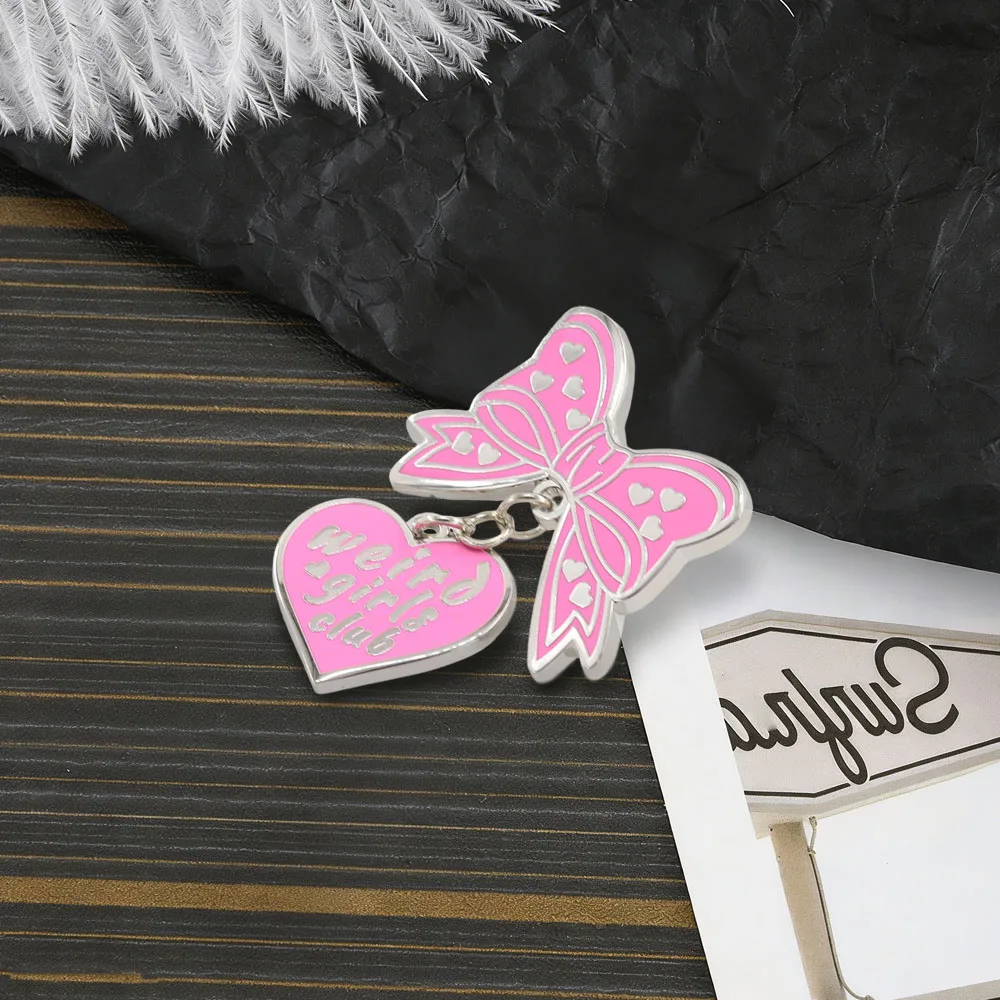 Rosa Schleifenbrosche Weird Girls Club Herzanhänger Abzeichen Kleidung Tasche Anstecknadel Accessoires Niedliche Einzigartige Geschenke – Detail 11