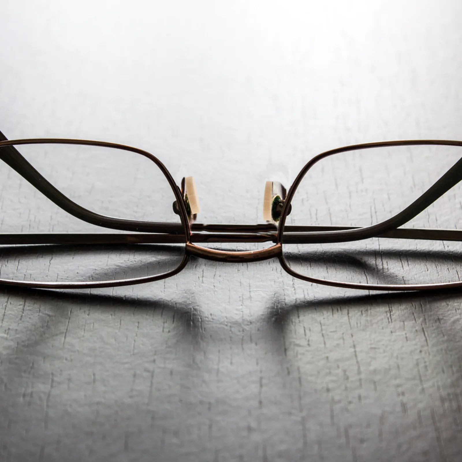 96 coussinets de nez pour lunettes, en mousse EVA souple, adhésifs, antidérapants, résistants aux traces de maquillage, avec design de pont surélevé, épaisseur 1,5 mm, pour montures en plastique