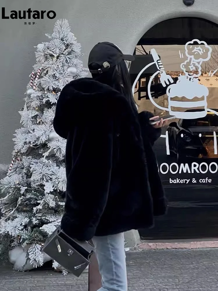 معطف Lautaro للخريف والشتاء سميك دافئ أبيض قابل للعكس مع فرو صناعي للنساء مع سترة منفوشة فضفاضة فاخرة ولطيفة