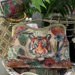 Lost in Vintage Exquisite Clutch feature Art Tiger Anmials Tapestry Fabric che vanta una ricca esposizione geometrica