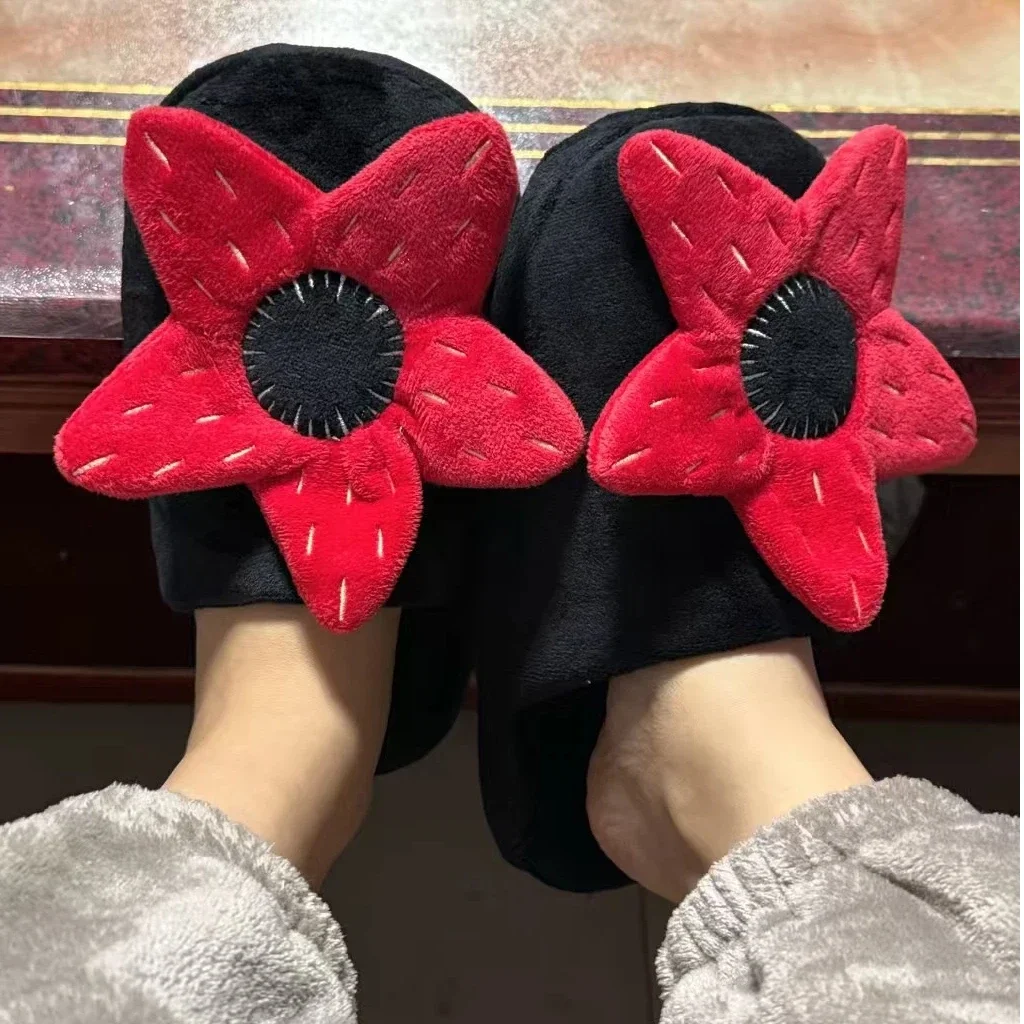 2025 أنيمي أكلة لحوم البشر زهرة غريب شيء نعال قماش الكرتون الرعب زهرة حمراء محشوة أحذية النساء الرجال داخلي شبشب منزل