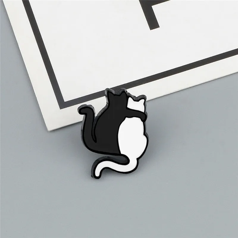 Broche personalizado de gato blanco y negro, insignia de Animal de dibujos animados, alfileres de esmalte, alfileres para bolso de parejas, chaquetas, camisa, solapa, regalo de joyería