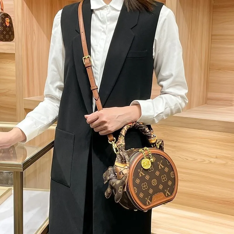 

2025 Autumn/Winter New Women's Handbag, High end High Designer Shoulder Cross Bag, Light Luxury Small Round Bag