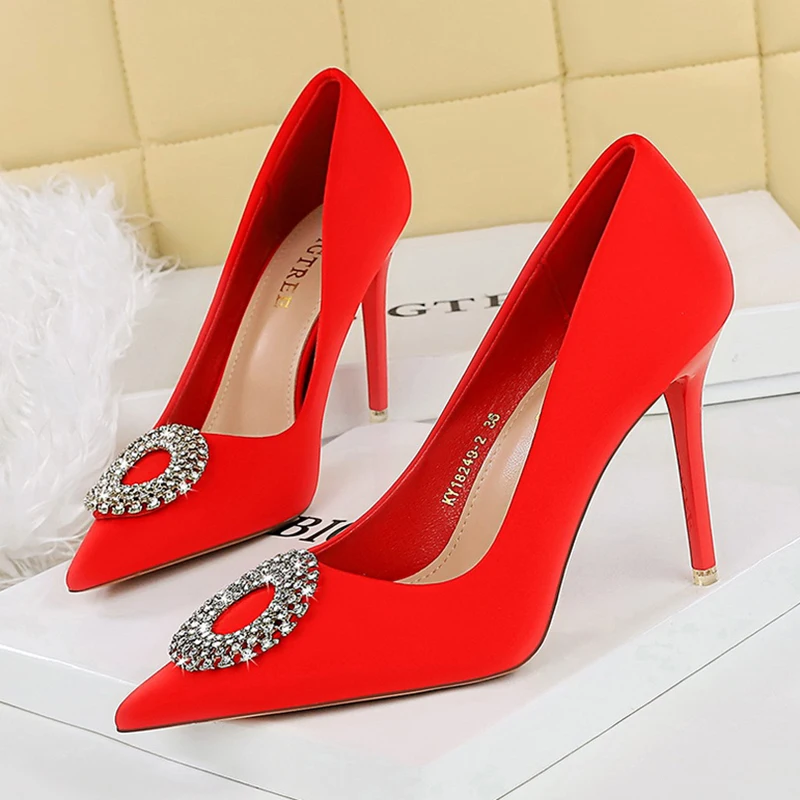 

Женские модные пикантные шелковые туфли-лодочки со стразами на высоком каблуке 10,5 см, женские танцевальные туфли на шпильке с круглой пряжкой и стразами
