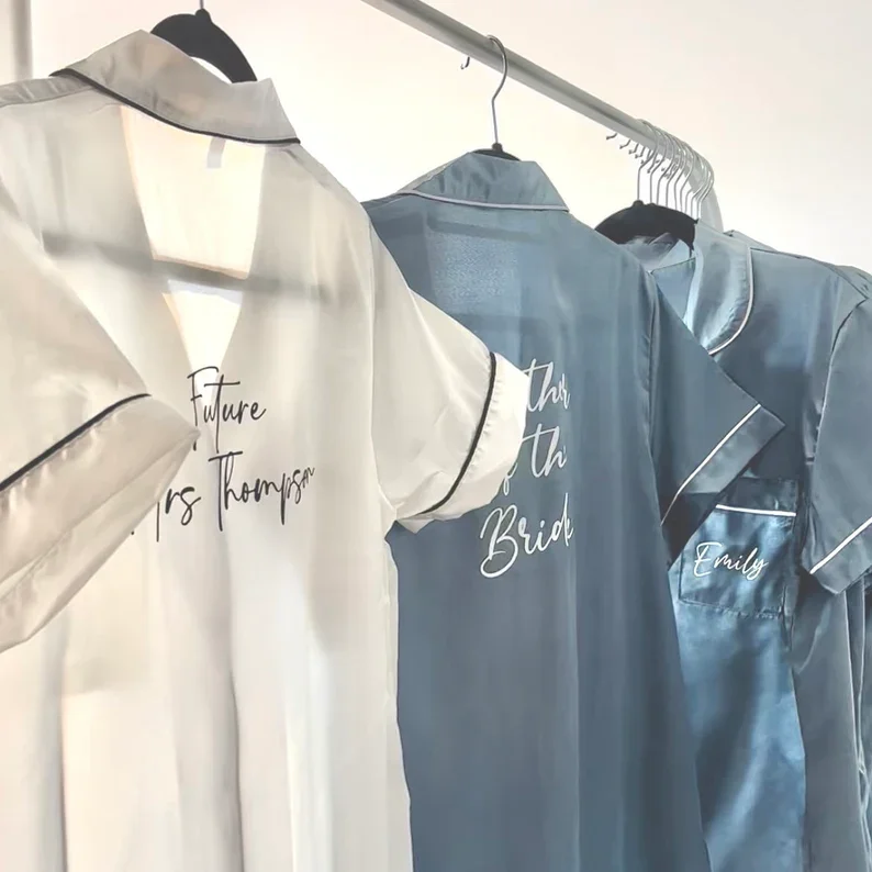 Pyjama de fête de poule en satin bleu |   Pyjamas de fête nuptiale pour le week-end des poules |   Pyjamas pour le matin du mariage |   Pyjama nuage bleu 9