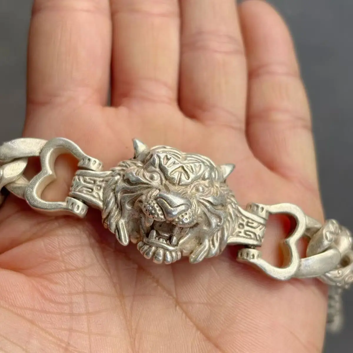 

Old Tibetan Silver Fashion String Bracelet Personalized Jewelry Exquisite Workmanship Jewelry Men and Women Gift