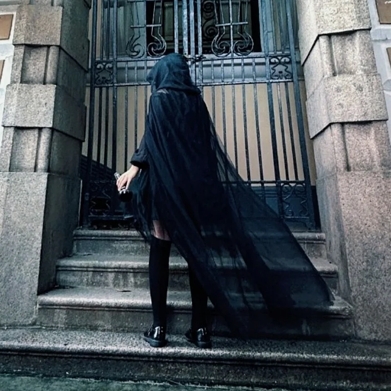 2024 New Cosplay Witch Jiayi Halloween Cool Style Mesh Black and White Hooded Unisex Cloak Black Strap Cloak dla chłopców i dziewcząt