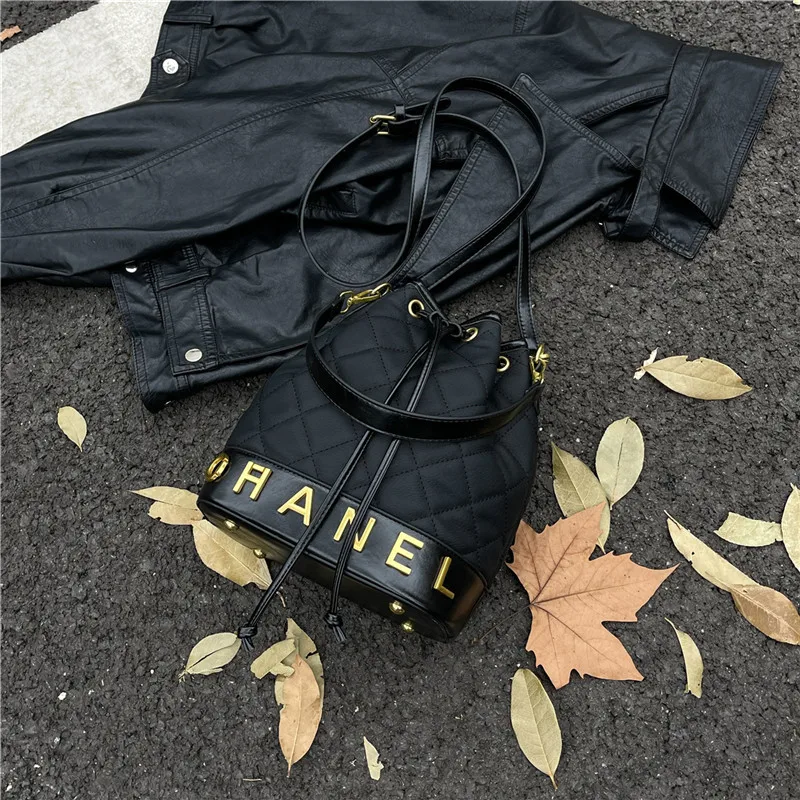 

Portable Bucket Bag Women's Retro Embroidered Thread Bag 2025 New Autumn and Winter High-end Shoulder Messenger Bag