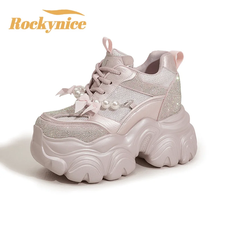 

Блестящие кожаные кроссовки из микрофибры 10 см, новинка 2023 года, осенняя спортивная обувь для папы на толстой подошве, повседневная обувь на массивном каблуке с дышащей сеткой и бриллиантами