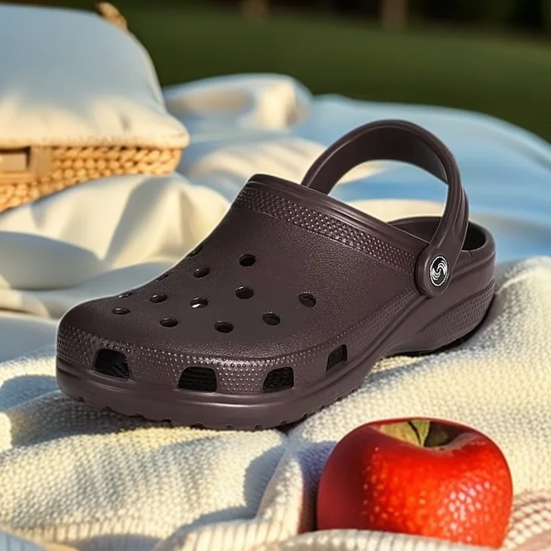 

New hole shoes fashionable sandals womens non slip breathable beach shoes soft soled sandals for wearing on the outside