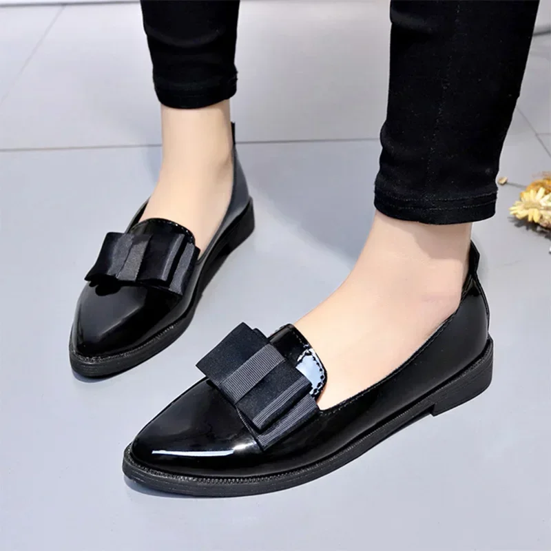 Sepatu datar wanita, sneaker Slip on padat ujung lancip mode musim semi 2024 untuk perempuan