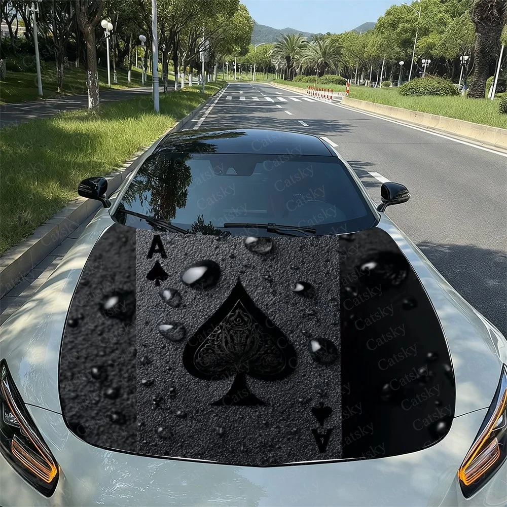 この車のボンネットには、水滴をあしらった印象的な白黒のポーカーカードデザインが施されており、自動車愛好家にとって完璧です。楽しいです。