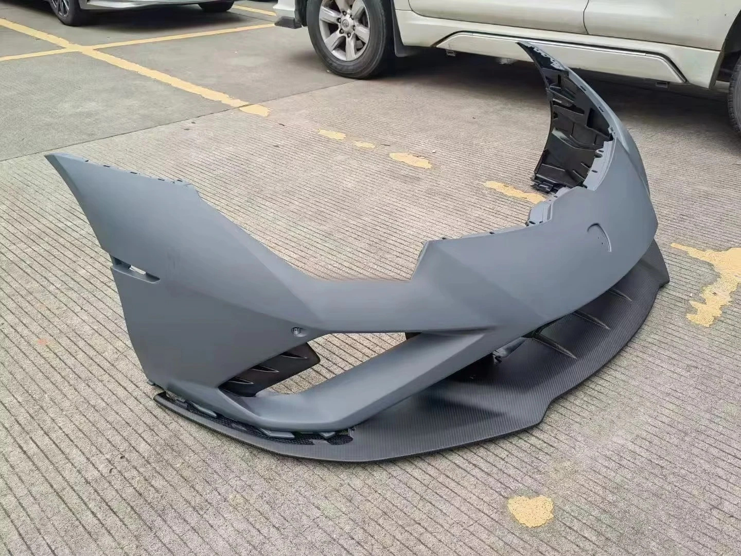 Car Parts Two Wheel Drive 2019-2020 Type Body Kit Front Bumper Hot Selling Original for Huracan Standard Bolts