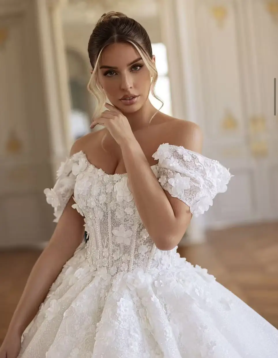 Gorgeous Appliques Court Train Ball Gown Wedding Dress Romantic Scoop Neck Beading Flowers Princess Bridal Gown Customized