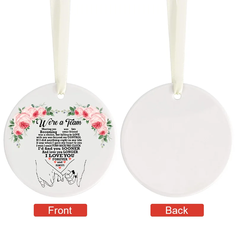 Un singolo ornamento in ceramica con le parole "Siamo una squadra", abbellimenti da parete in stile tradizionale, ideali per regali natalizi.