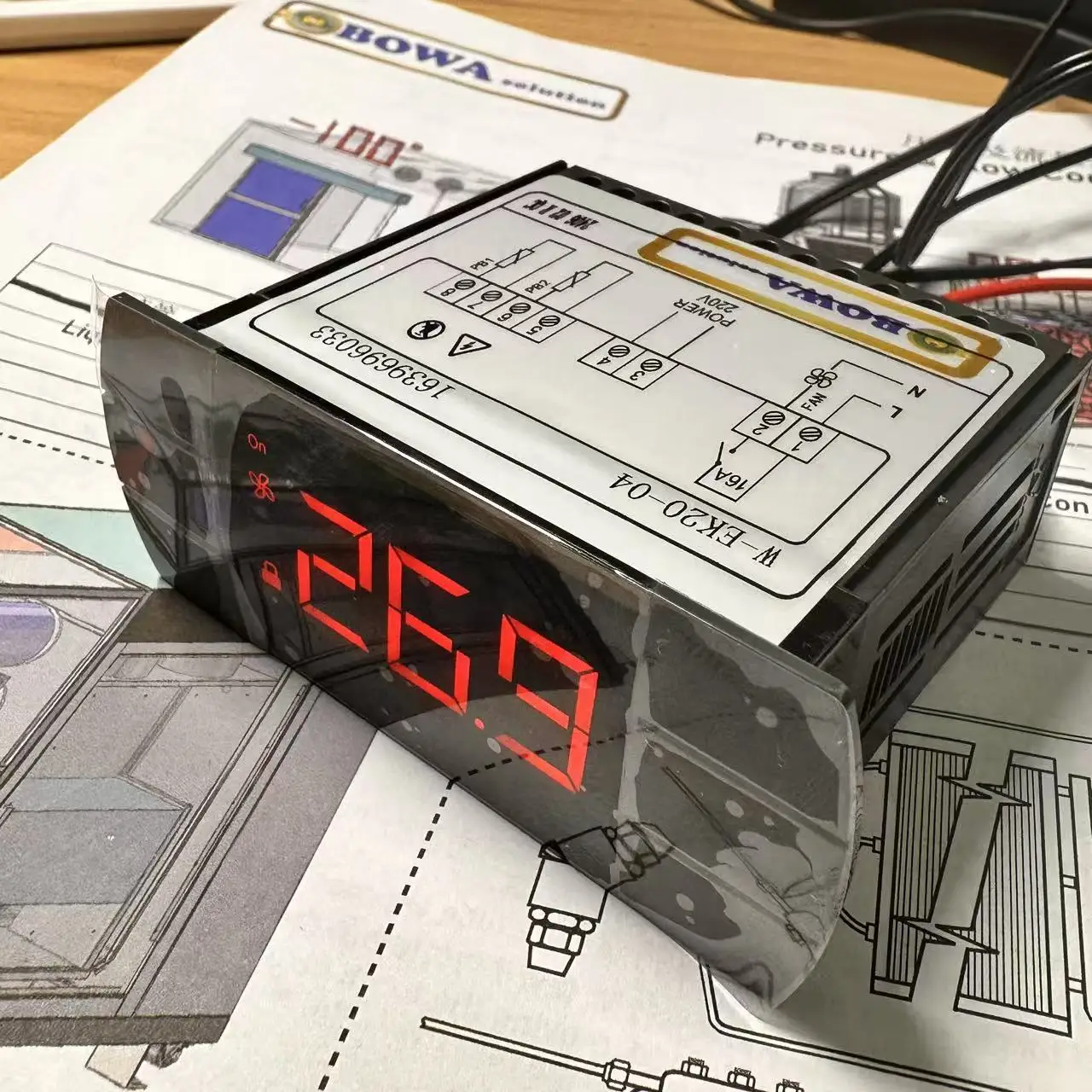 

Регулятор температуры конденсации, переключатель включения/выключения, водяной насос охлаждения в тепловом насосе или двигателе вентиляторах в осушитель воздуха и измерение нагрузки