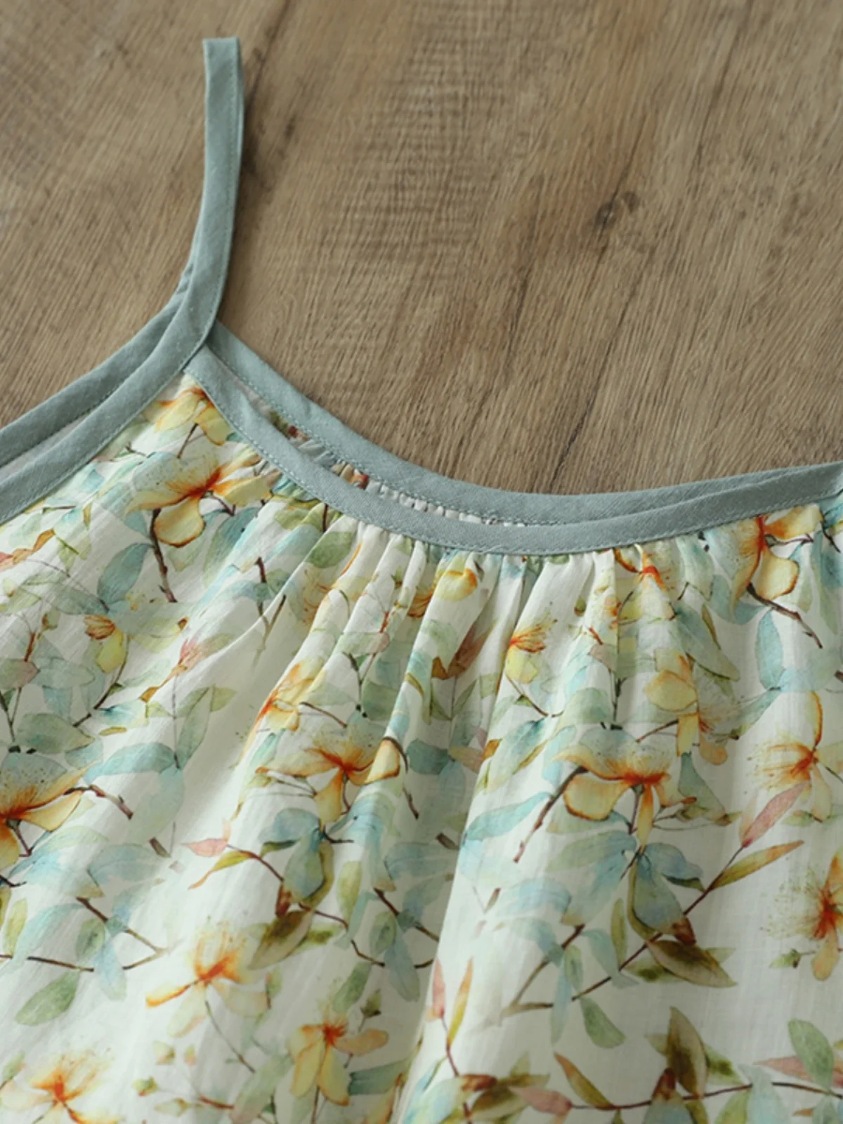 レトロな花柄麻素材トップス レディース ゆったり カジュアル インナーウェア 夏 2025 通勤 スタイル レギュラー丈 植物柄プリント