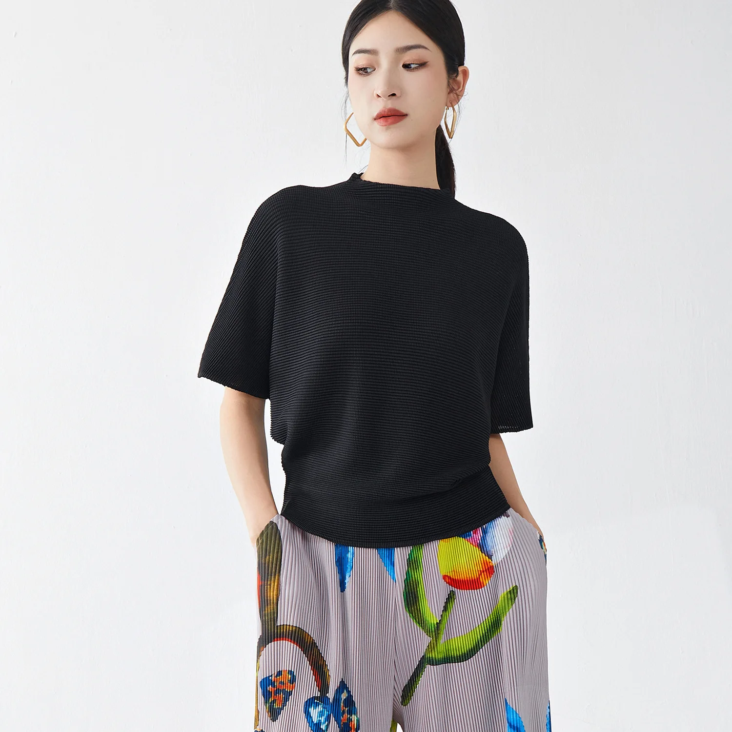 

Женская черная футболка с коротким рукавом, свободного кроя, популярная модель, модный и универсальный пуловер, повседневный рабочий топ в стиле Мияке.