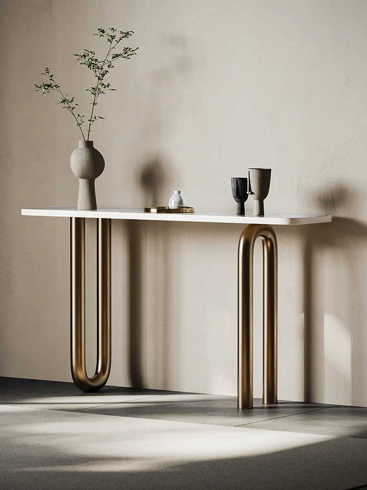 

Современный простой дизайн над стеной украсит стол для прихожей