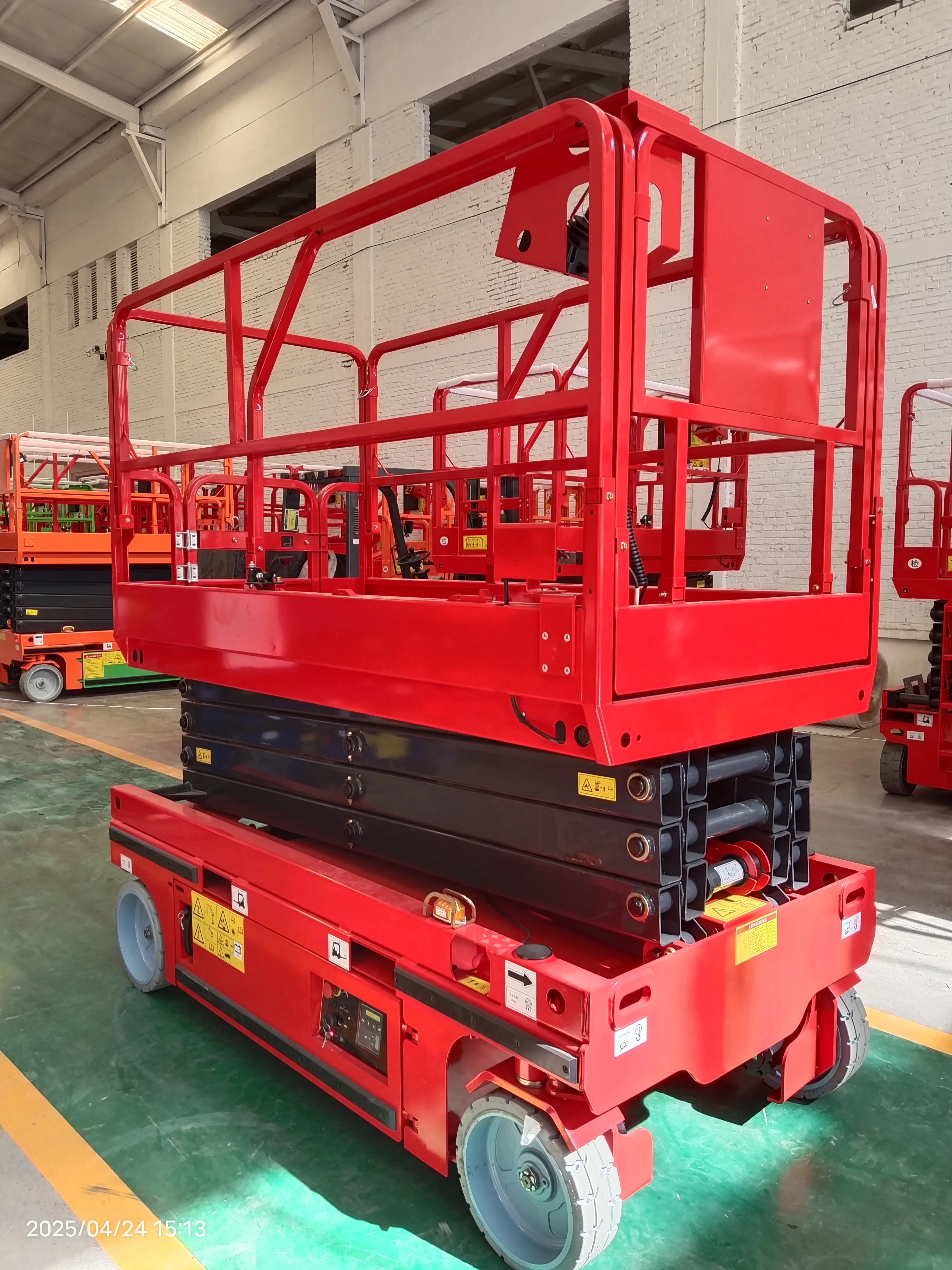 Customized Self Propelled Scissor Work Platform Electric Lifting Platform 14m