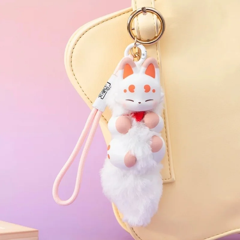 Existem animais, há caixas cegas, há brinquedos de boneca de pelúcia espiritual na palma, anime, pingente de mochila periférica