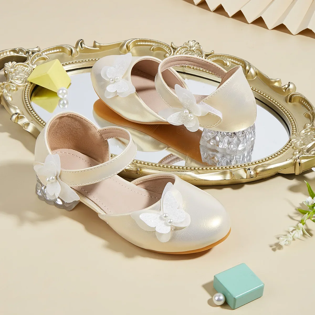 

2025 Summer Girls' Leather Shoes New Pearl Butterfly Children's Princess Shoes Crystal Thick Heel Girls' Performance Shoes