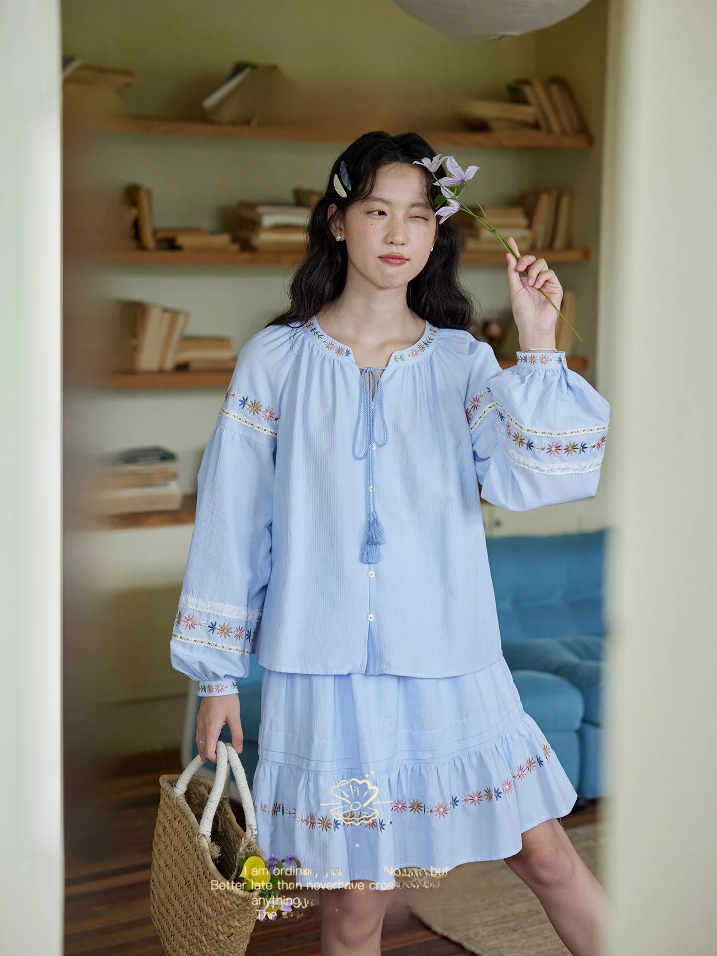 

Новинка осени: женский модный комплект с вышитой блузкой и короткой юбкой с бахромой, из дышащего хлопка, с рукавами-фонариками