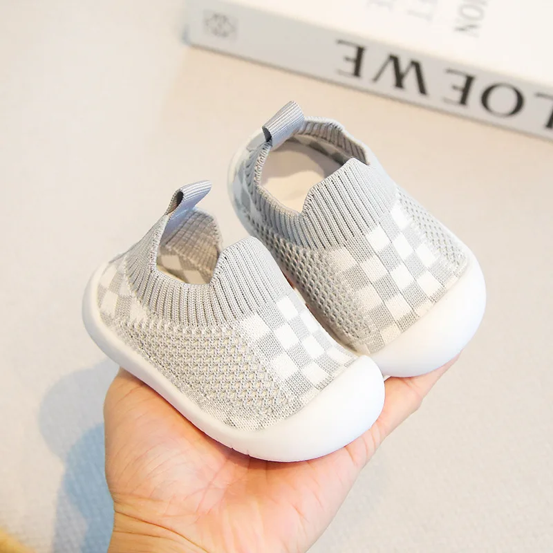 أحذية أطفال مضادة للانزلاق وجيدة التهوية لسرير الأطفال الرضع مع نعل مطاطي للأطفال والبنات والأولاد أحذية شبكية شباشب ناعمة من الأسفل