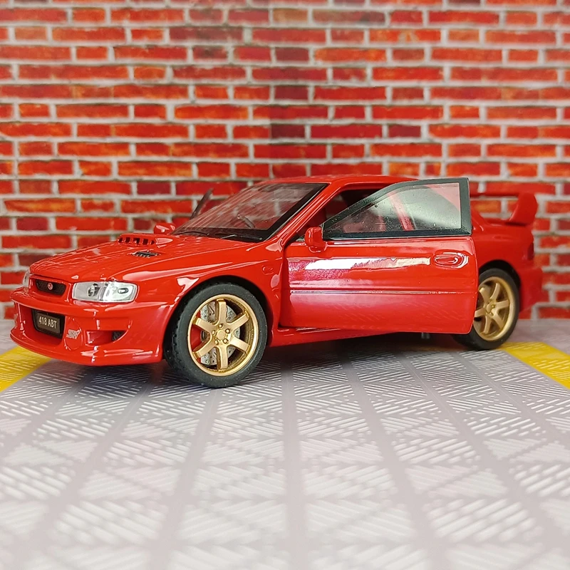 1:32 سوبارو WRXSTI سبيكة نموذج سيارة رياضية باب وغطاء محرك السيارة يمكن فتحها به محاكاة وظائف الصوت والإضاءة