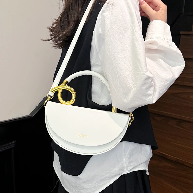 

Роскошная сумка для подгузников на каждый день, разработанная для быстрого городского образа жизни, отвечающая современным потребностям стильных мам: роскошь и практичность.