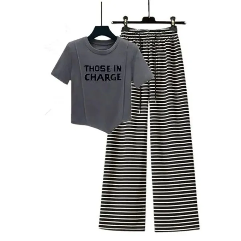 

Лето 2025 г., новые повседневные серые тонкие короткие футболки с надписью, полосатые широкие брюки, костюмы из двух предметов, женские повседневные топы с джокером, комплекты брюк