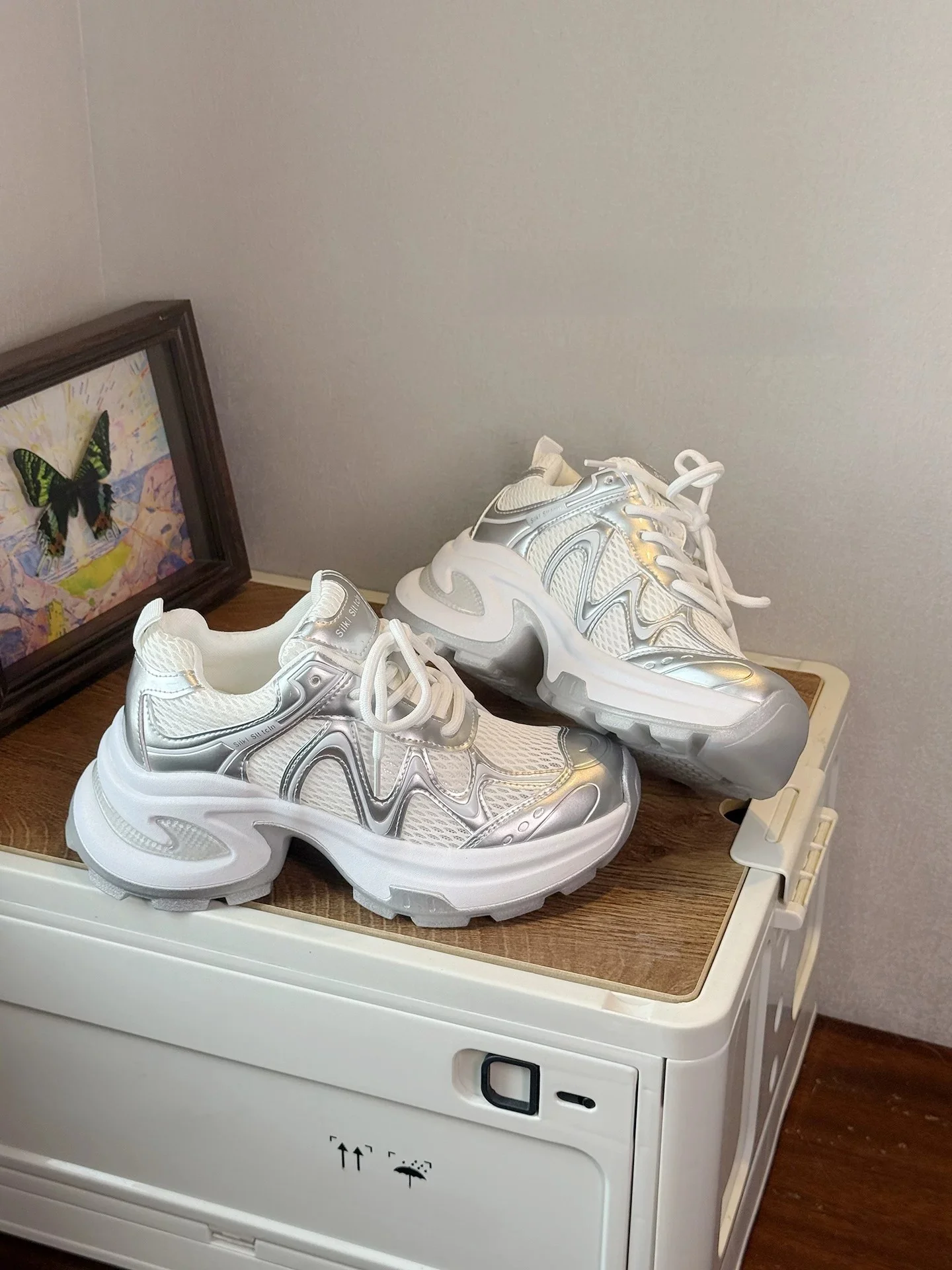 chaussures-de-sport-decontractees-pour-femmes-style-ete-2026-nouvelle-collection-en-maille-respirante-couleur-argent-a-semelle-epaisse-et-rehaussante
