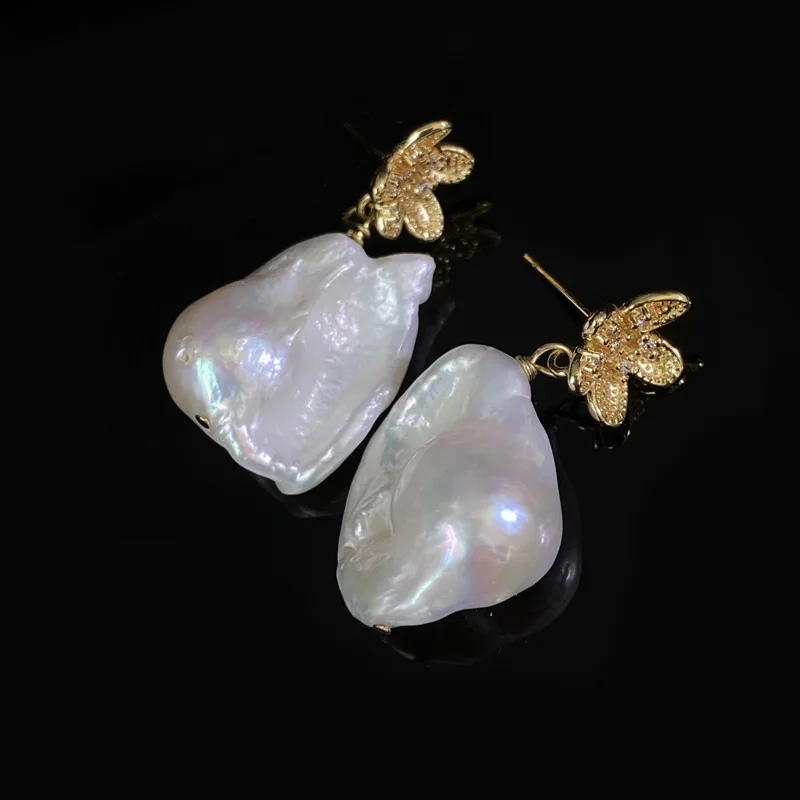 أقراط لؤلؤ المياه العذبة الباروكية الطبيعية، عناصر تصميم الزهور الصغيرة، تصميم متخصص، إحساس بسيط ومتقدم