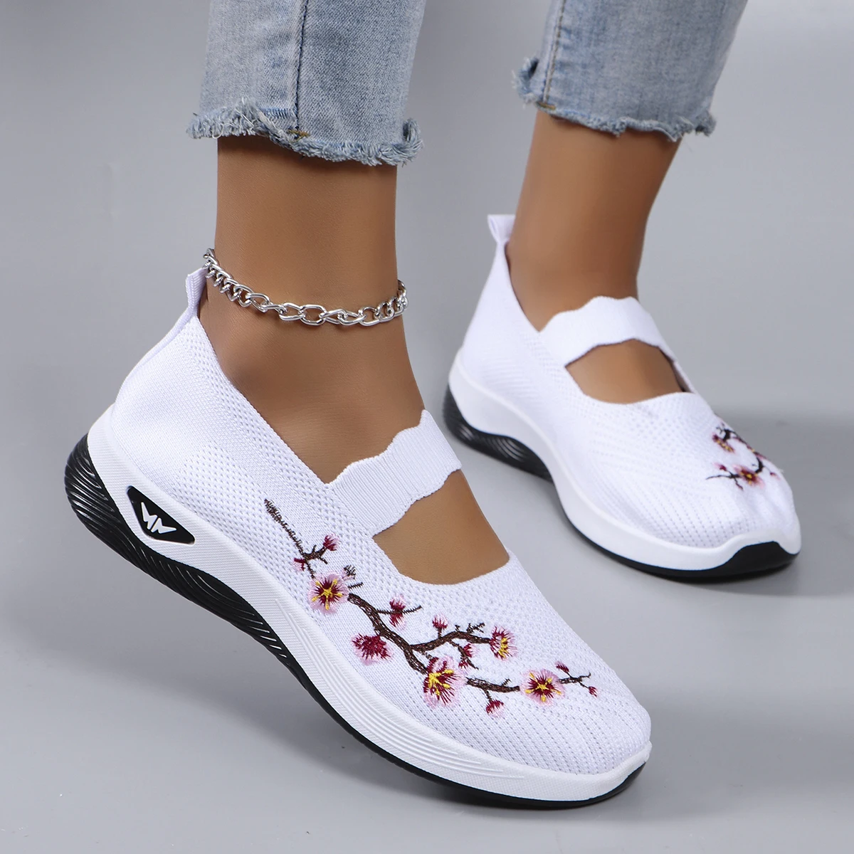 Spring new women\'s sports shoes, fashionable, breathable, lightweight, non-slip, wear-resistant, casual sports shoes, flat shoes